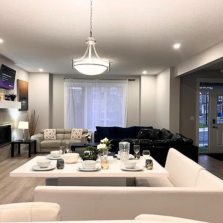 Flowealth Property Luxury Villa Near Lake Netflix Tv Wifi YYC Eksteriør billede