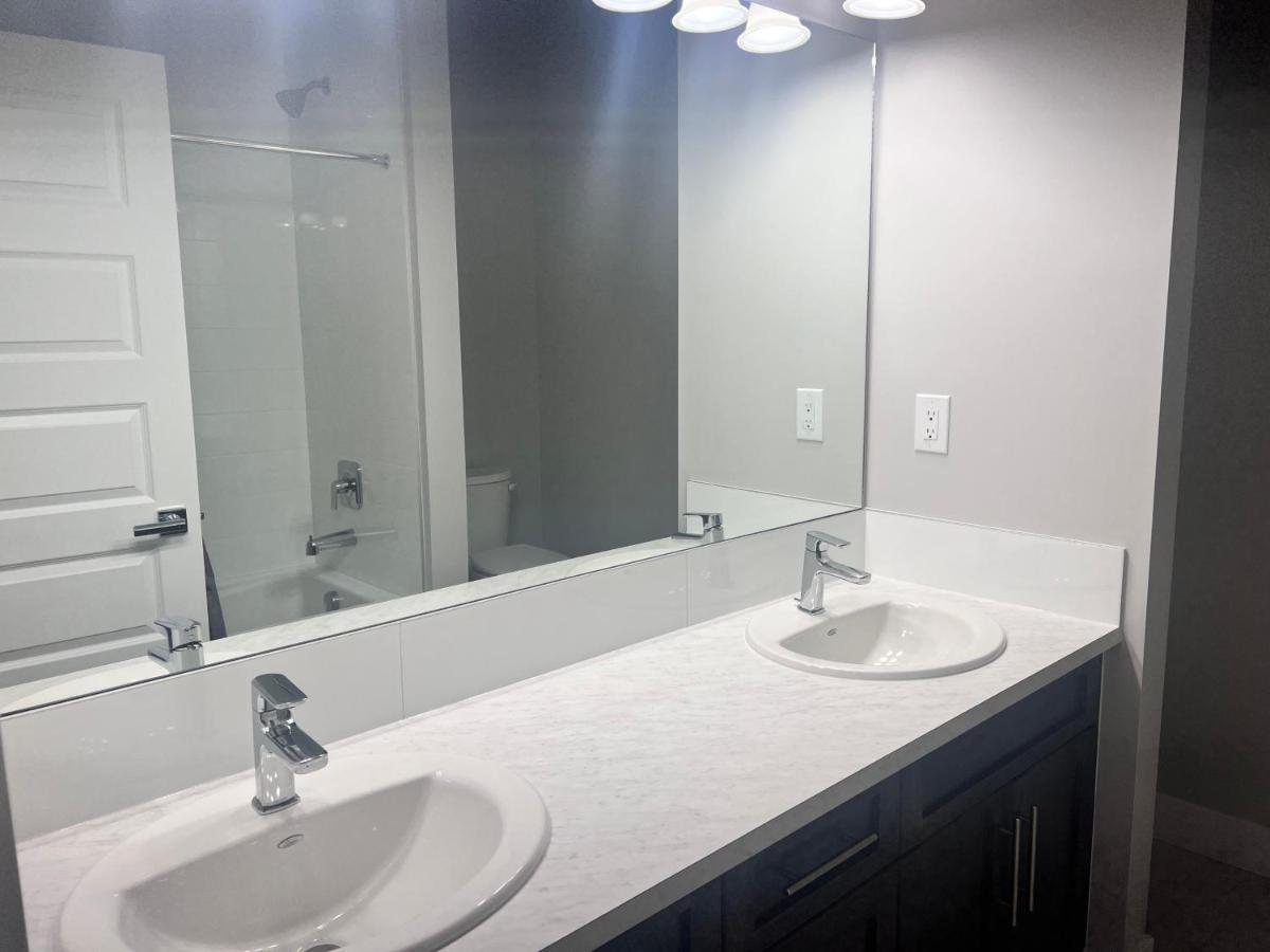 Flowealth Property Luxury Villa Near Lake Netflix Tv Wifi YYC Eksteriør billede