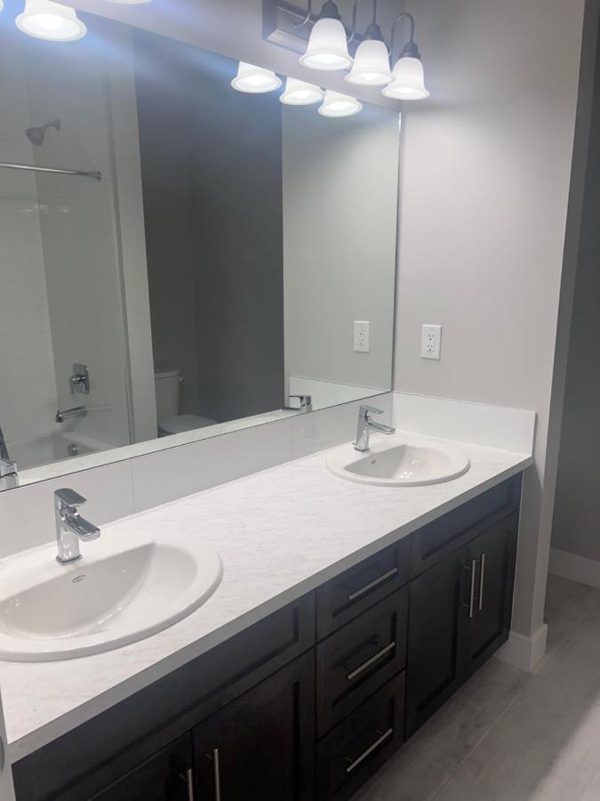 Flowealth Property Luxury Villa Near Lake Netflix Tv Wifi YYC Eksteriør billede