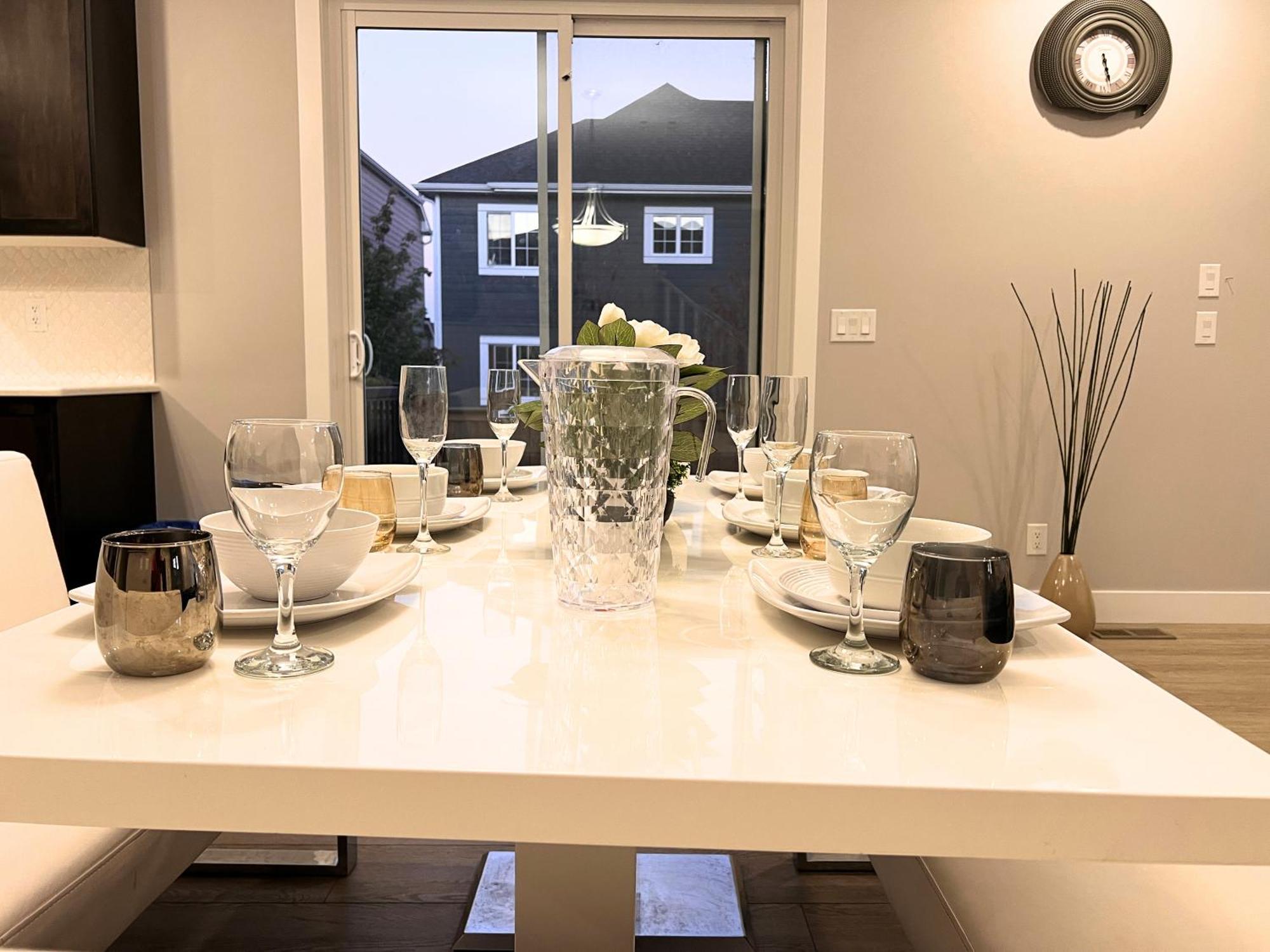 Flowealth Property Luxury Villa Near Lake Netflix Tv Wifi YYC Eksteriør billede