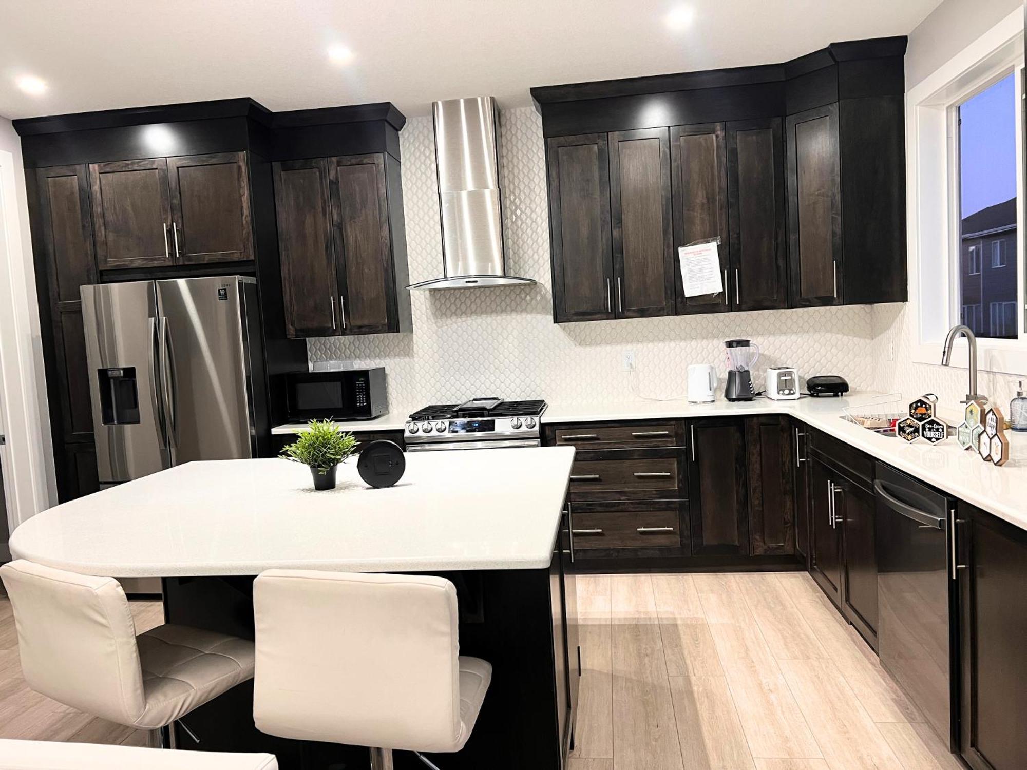 Flowealth Property Luxury Villa Near Lake Netflix Tv Wifi YYC Eksteriør billede