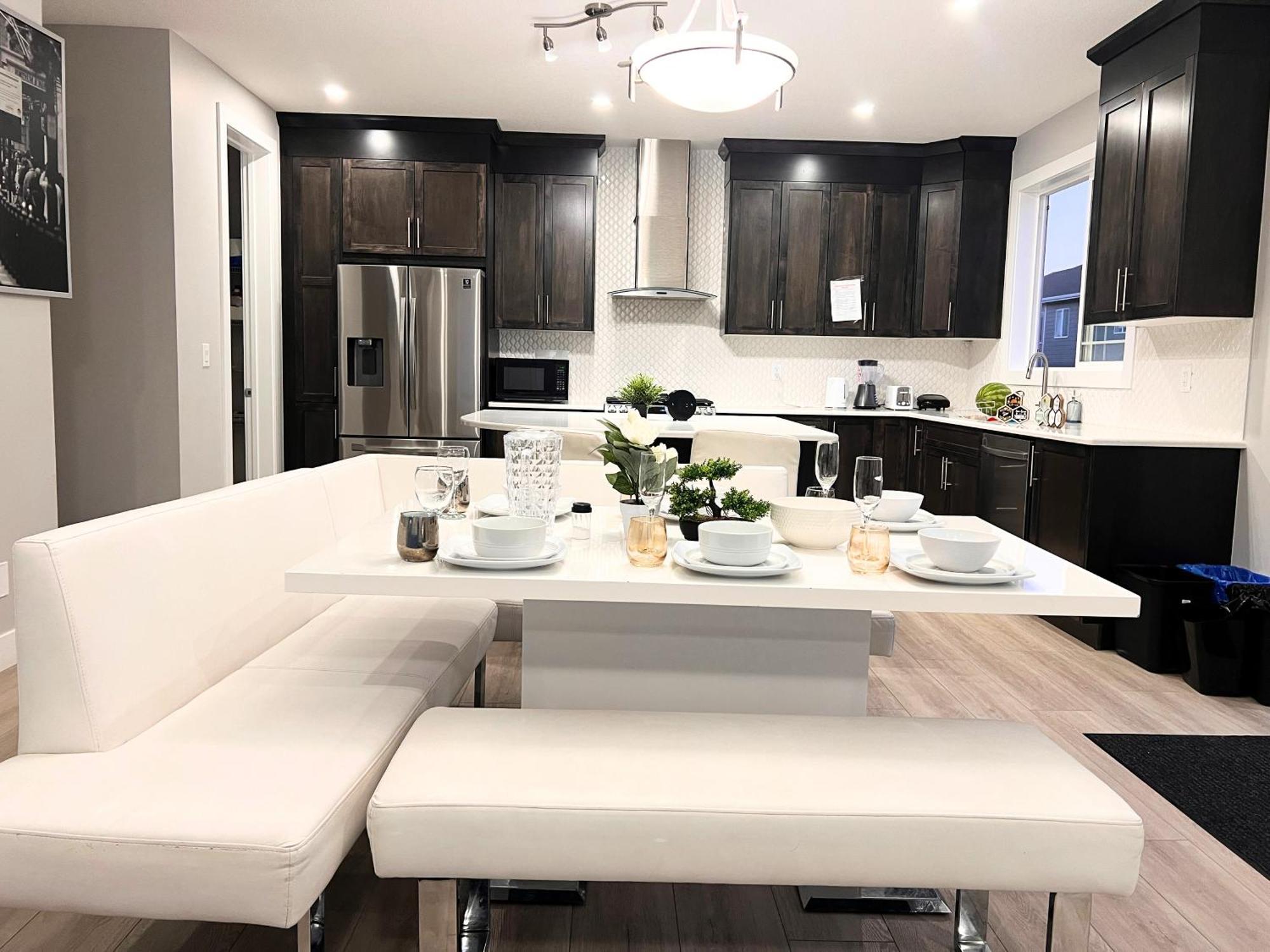 Flowealth Property Luxury Villa Near Lake Netflix Tv Wifi YYC Eksteriør billede