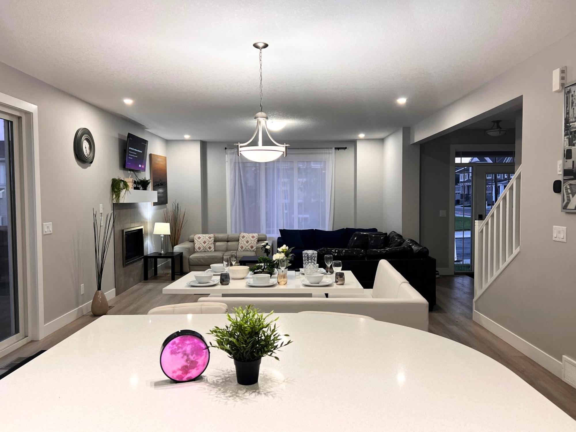 Flowealth Property Luxury Villa Near Lake Netflix Tv Wifi YYC Eksteriør billede