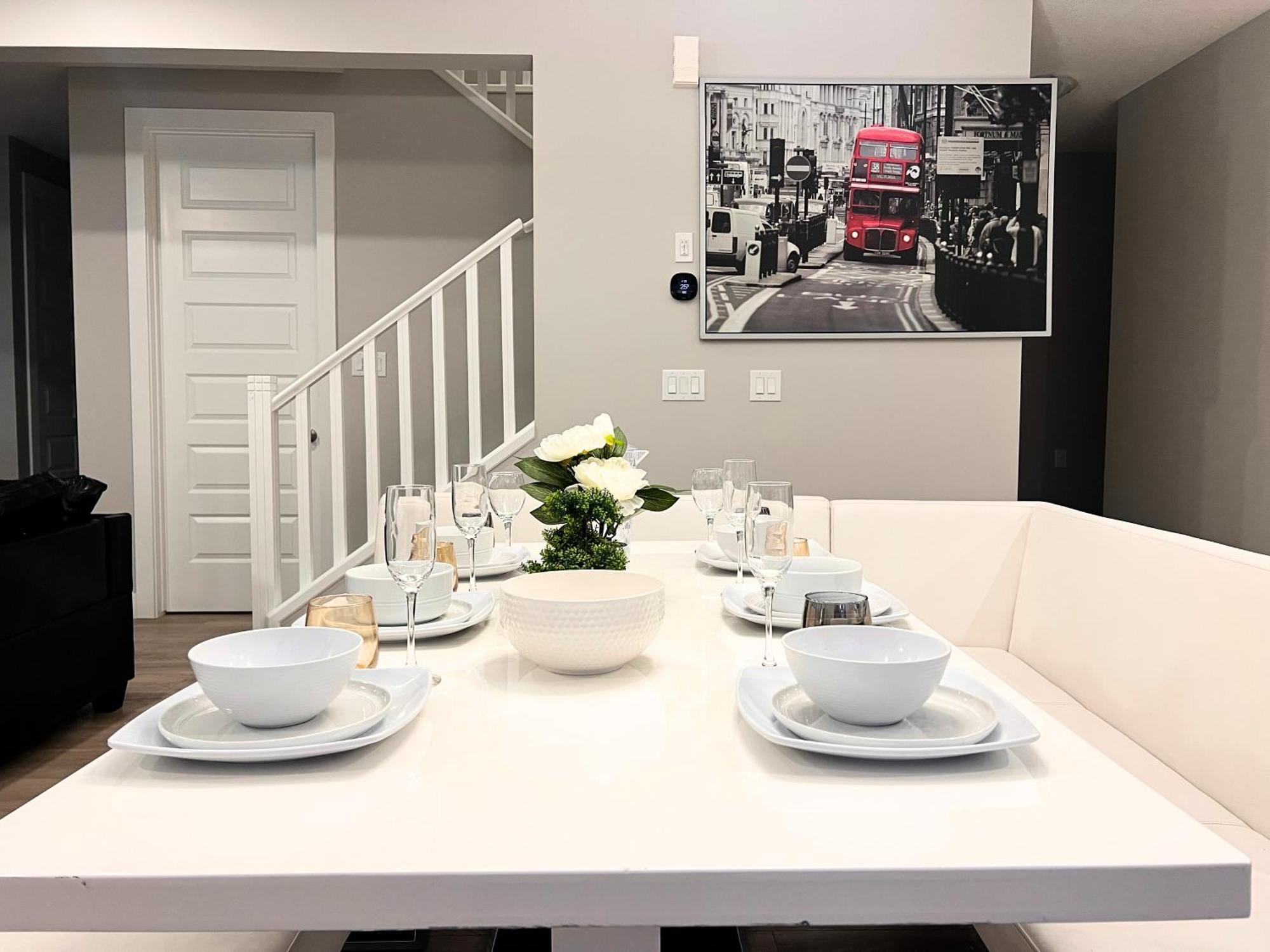 Flowealth Property Luxury Villa Near Lake Netflix Tv Wifi YYC Eksteriør billede