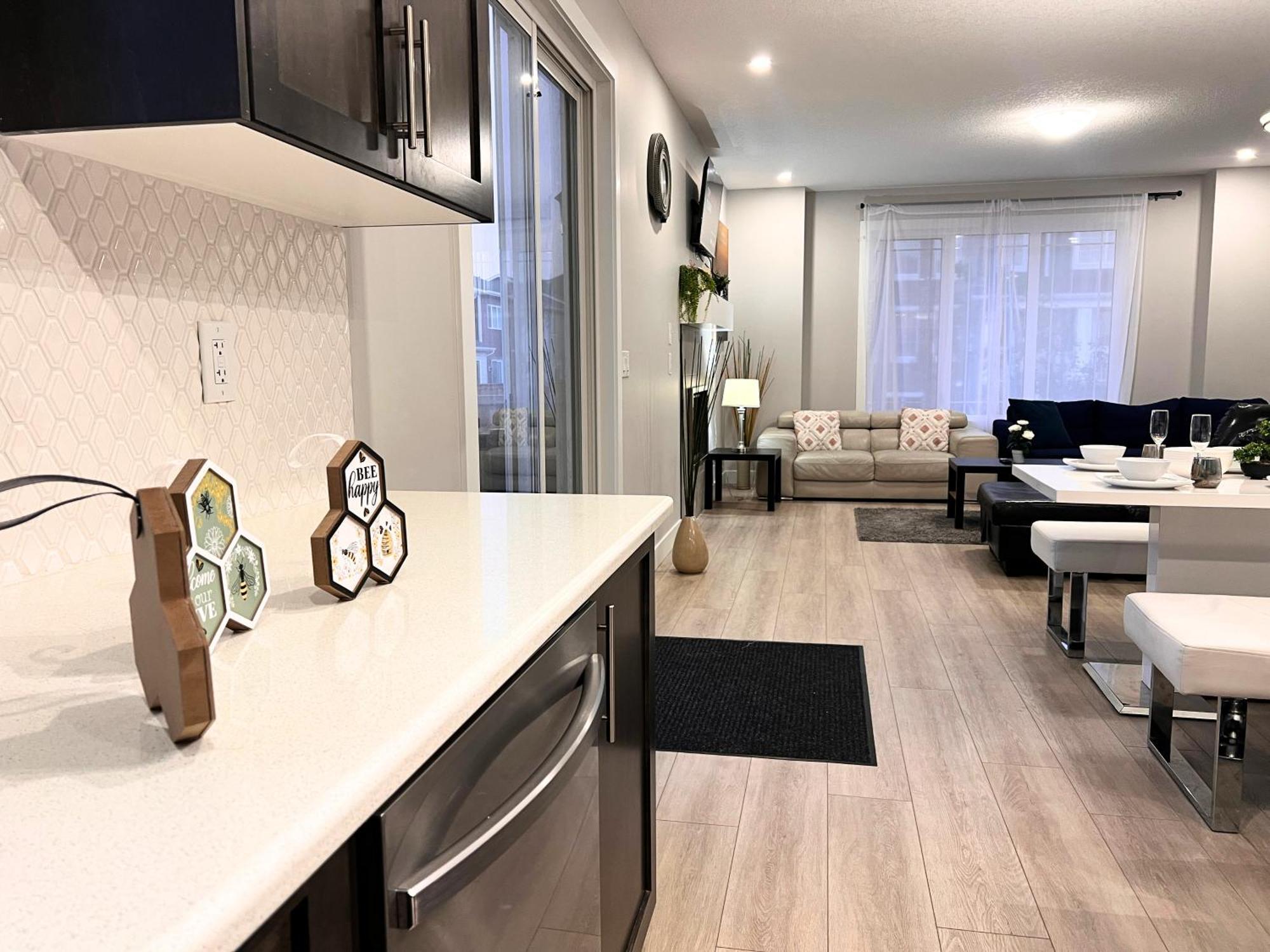 Flowealth Property Luxury Villa Near Lake Netflix Tv Wifi YYC Eksteriør billede